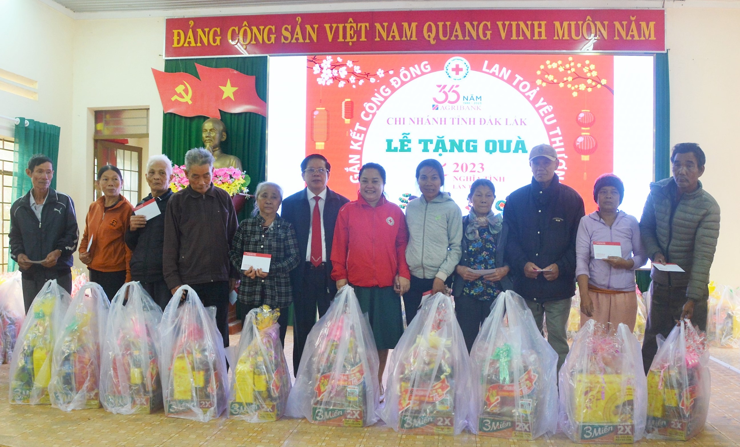 Tặng 100 suất quà tết trị giá 50 triệu đồng cho bà con khó khăn tại xã EaKao, TP.Buôn Ma Thuột 